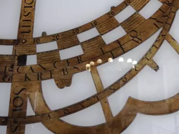 Souhvězdí Malý pes (Canis minor) s hvězdou Procyonem, latinské a německé názvy kvadrantu letních znamení zvířetníku CANCER – CREBS (Rak), LEO – LEW (Lev) a VIRGO – IVNGFRAV (Panna), tři hvězdy (z celkem 28 vyznačených hvězd) reprezentující zvířetníková souhvězdí AQUARII (Vodnáře), LEONIS (Lva) a HYDRAE (Hydry), dále je znázorněn rovník – (CIRCILVS) AEQVINOCTIALIS; Fabriciovo planisférium.